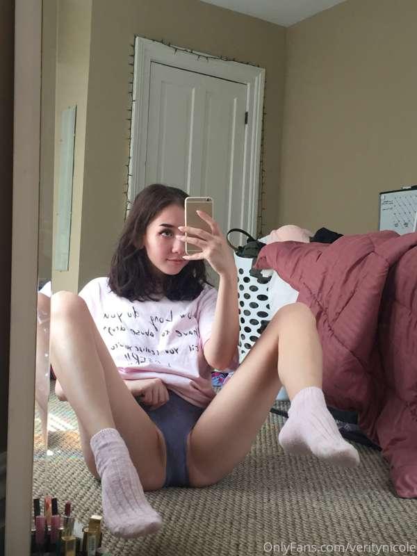 extra photoset available for $8!! it’s 7 pics with my pûüssy..