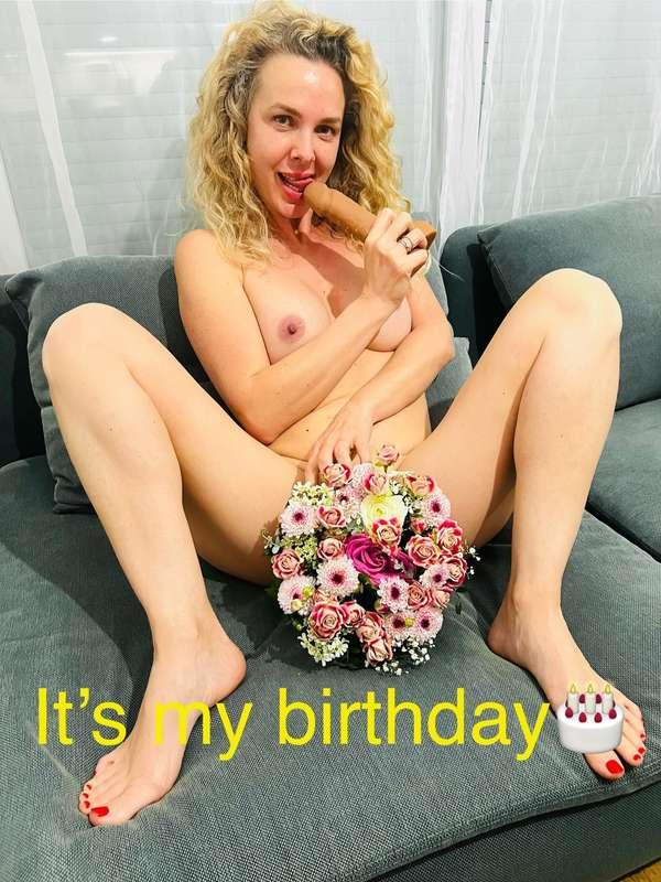 It is my 40th birthday🎂🎉 i need a new, bigger dildo, a new h..