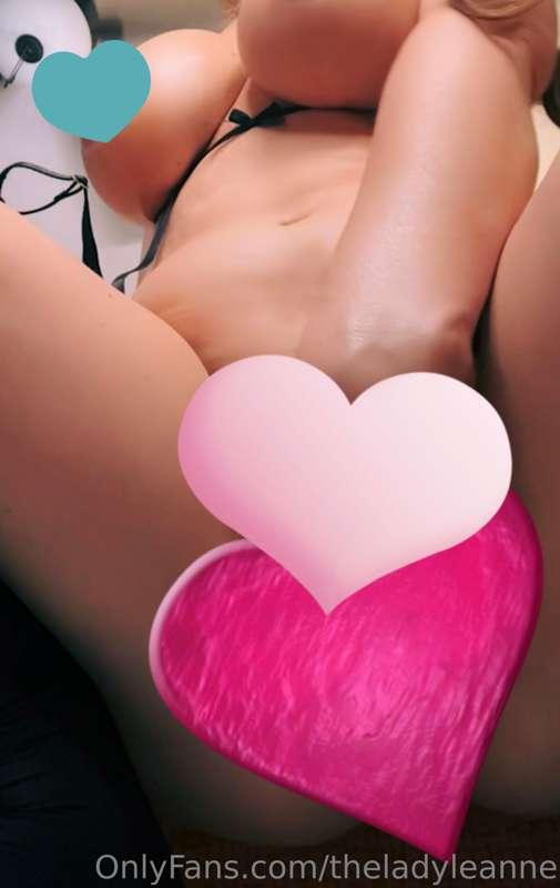 See my pussies cumming as I finger my self into a body quive..