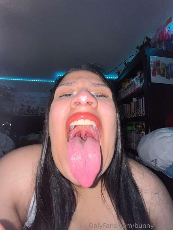 i would love for someone to suck on my tongue ˗ˏˋ ꒰ ♡ ꒱ ˎˊ˗