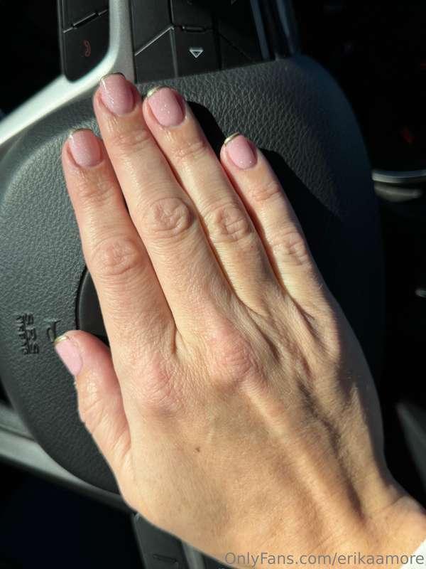 Who wants to pay for my manicure 💅🏼 