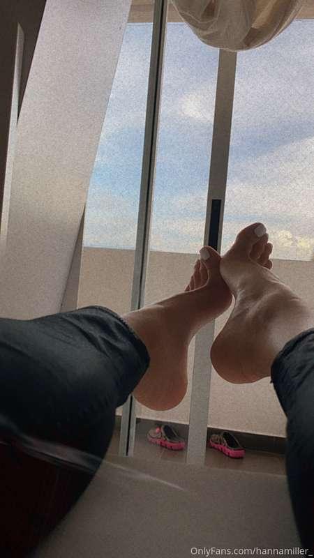 Feet or... continue to next post 👆🏻😏