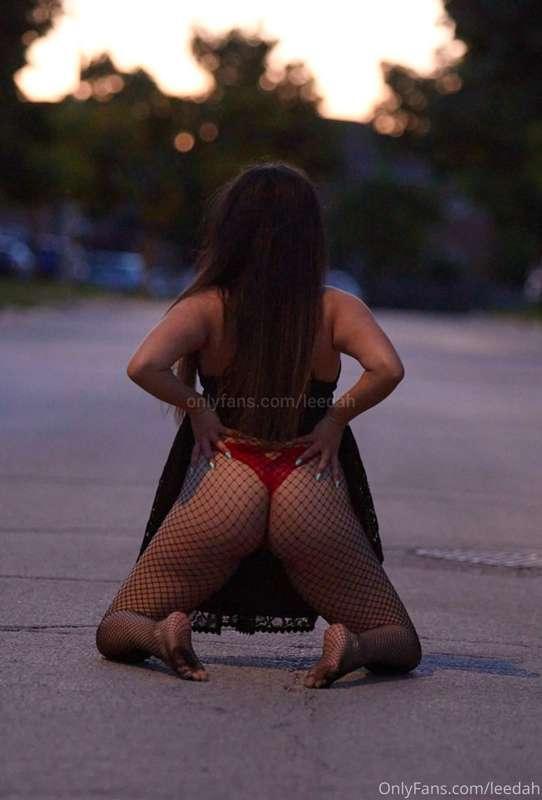 🍑 i don't think anyone else saw my ass other than my photogr..