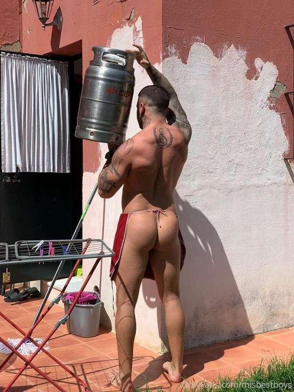With these arms I upload the bottle of gas and with this ass..