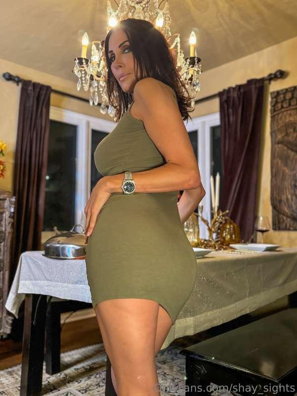 Dinner is served… but I’m the dessert! 😉🍷 Let’s skip the mai..