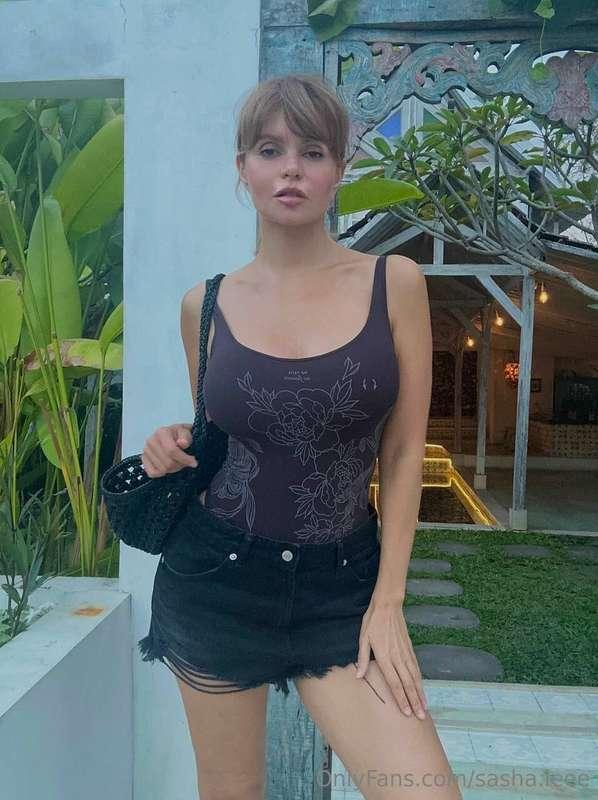 Today the city feels made for long walks 🌸☀️ Catching the su..