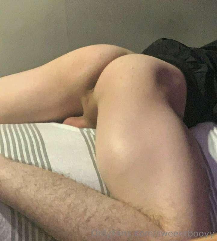 Sweet ass is waiting for a hot stud🔥💥