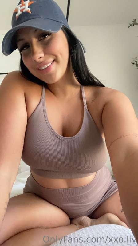 Hey baby. Message me. Let’s chat 😉😉