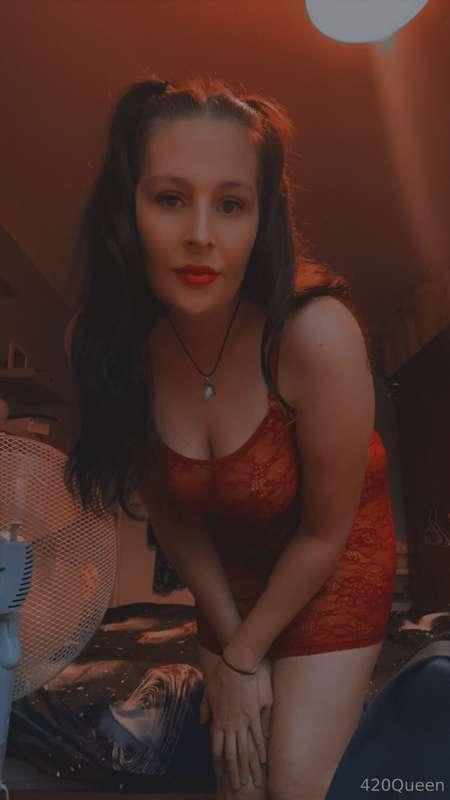 red lippy + red dress = 🥵 