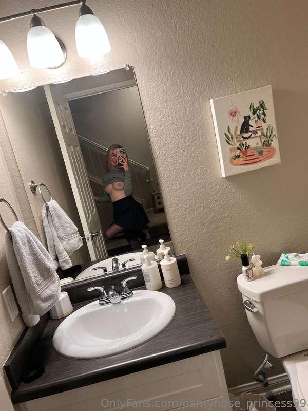 Dinner with some girl friends tonight🤭🖤😘