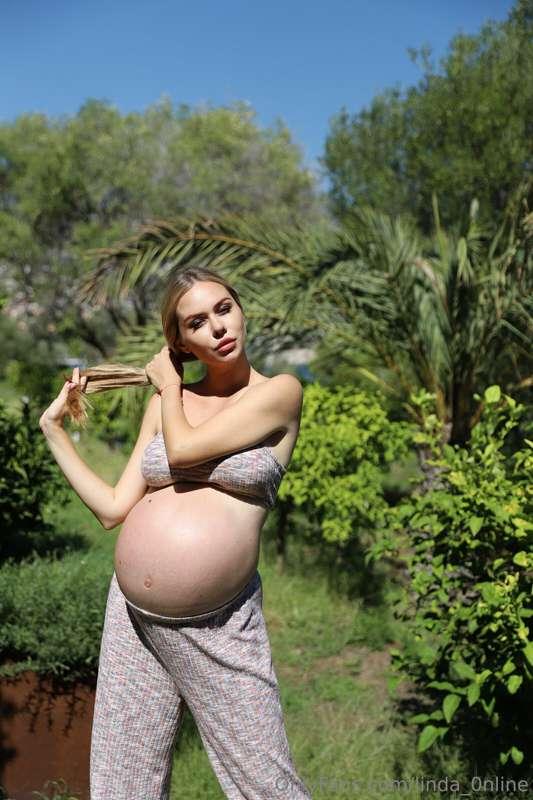 New pregnancy photoshoot👏🏼👏🏼👏🏼 1 or 2?📸