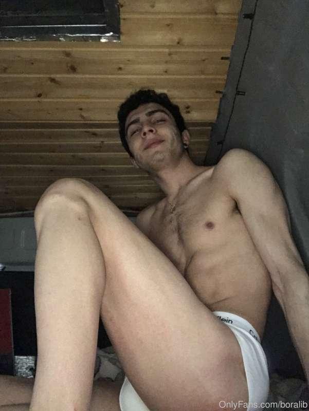 No hair, I’m happy at home 🚐 live in here 3,5 year 🌹