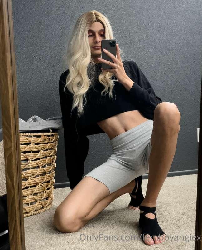 would you come and suck on my toes after my Yoga workout? 😝