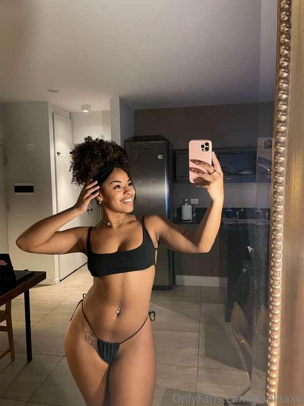 A little gym. A lot of distraction 🏋️‍♀️