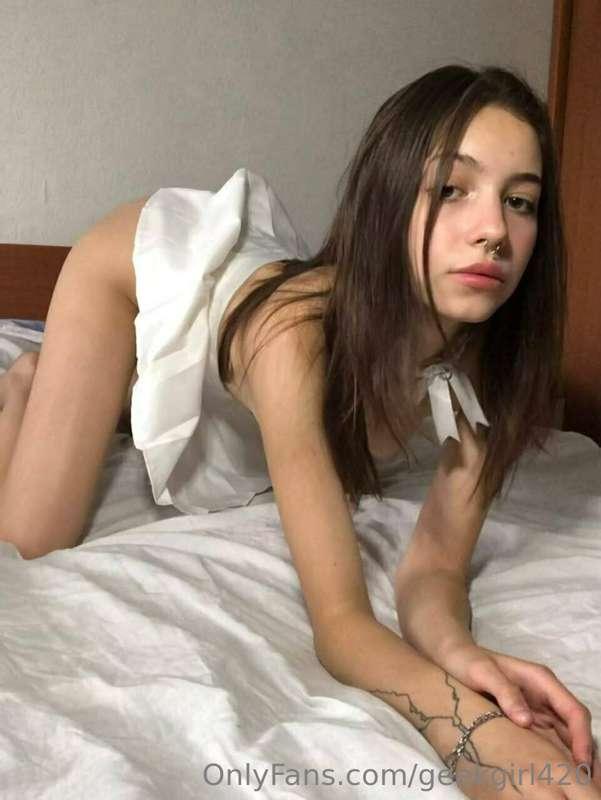 @lana_rabbit

Do you  petite girls who show off their favori..