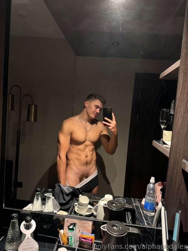 Hotel mirrors are always the best 😏