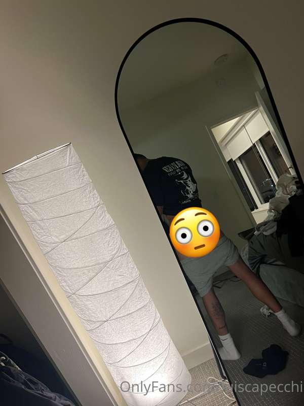 mirror mirror on the wall... who has the nicest ass of all?😜