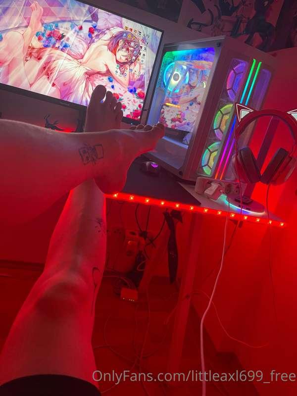 Some feet pics ❤️💖 do you want more content like this 👉👈