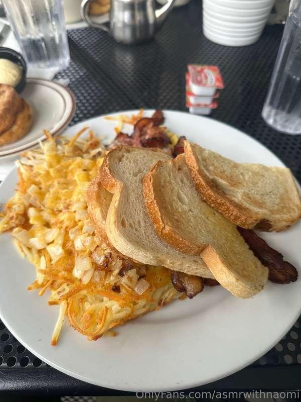 Hearty breakfast is the best way to start the day😊