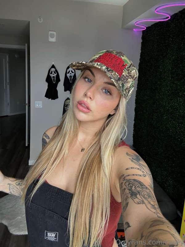 Trucker hat & overalls kinda day 🤠 lol