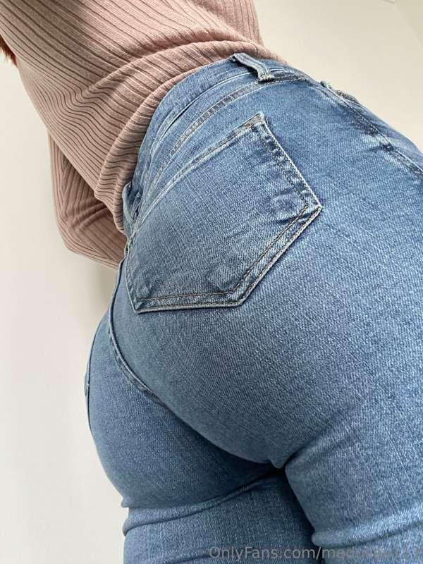 Swipe to take my jeans off 👀🍑➡️