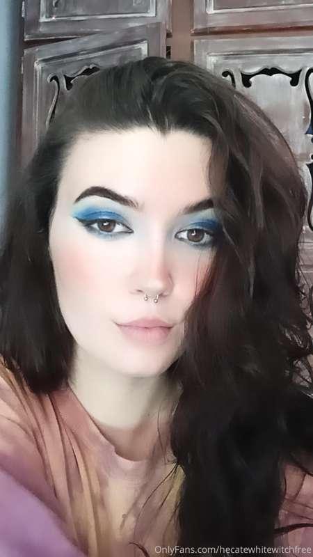 This was today's makeup 💙 my first time using blue eye shado..