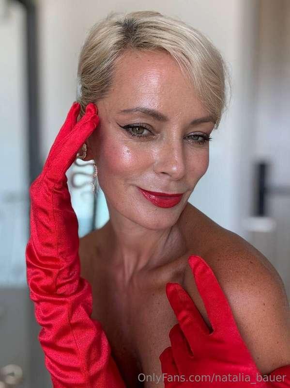 💋 Red isn’t just a color. It’s a promise without words. 💋Sil..