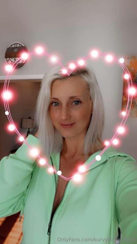 kurvyblondewife image #2