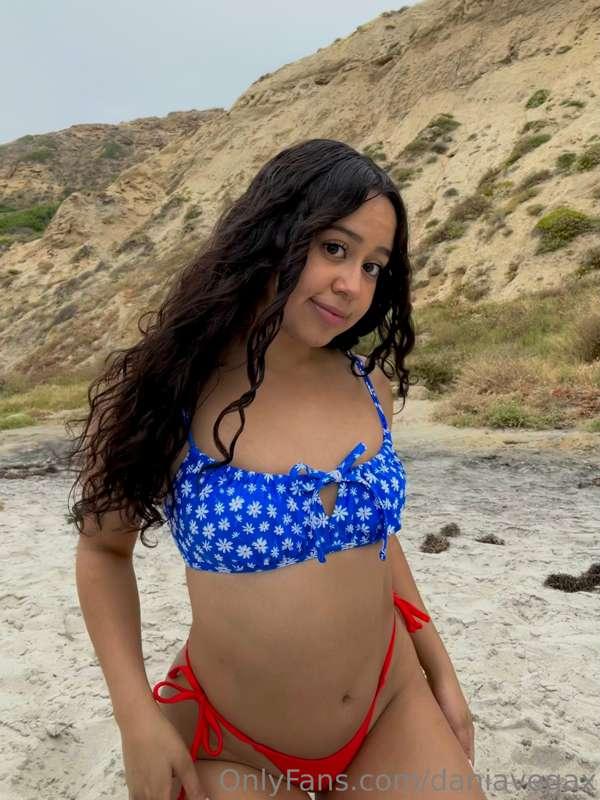 Happy Fourth babes, titties out at the beach!! 🇺🇸 What are y..