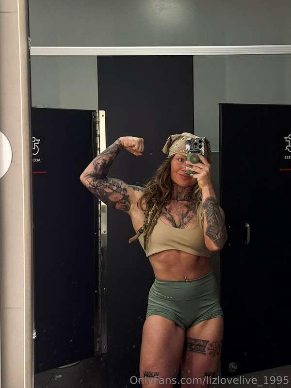 lizlovelive_1995 image #1