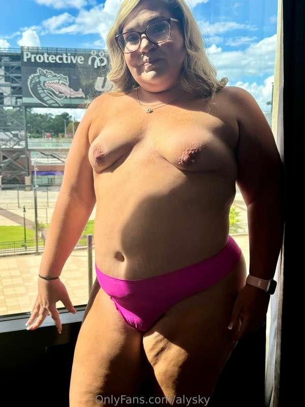 Suck me and eat me aginst the window for all to see! 
