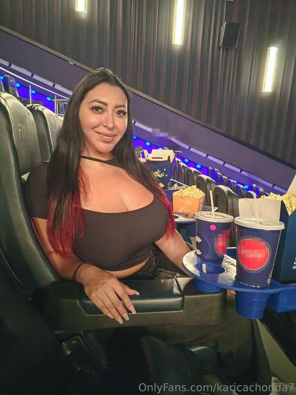 Papi te imaginas acompañarme al cine y sacarme las tetas mie..