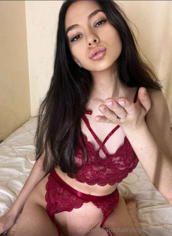 😈FREE SUBSCRIPTION 😈
This freshly minted bitch loves to play..