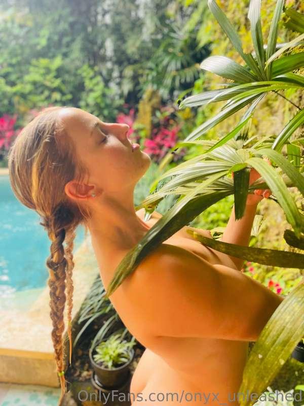 Lean back and receive all the JUICINESS life has to offer. 😍..