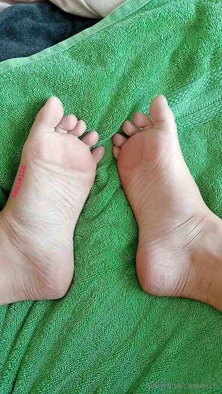 Good morning 😘
Here's some cute little clean feet 😅😘
Fresh o..