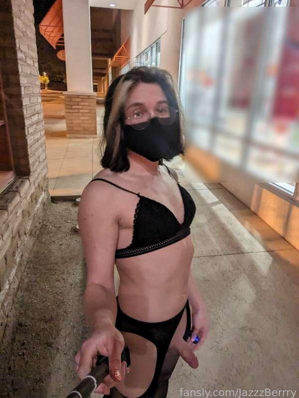 Just chilling in just lingerie, hope no one inside sees me 😋

#fyp #public #lingerie #femboy #sissy #trap #twink #flashing #risky #daring #exhibitionism 