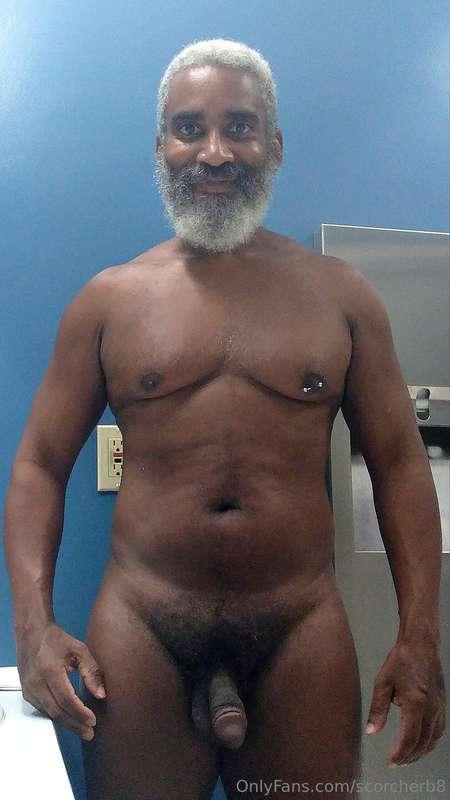 Frontal Friday!  #beard #musculardaddy #gay #feet #gaycruisi..