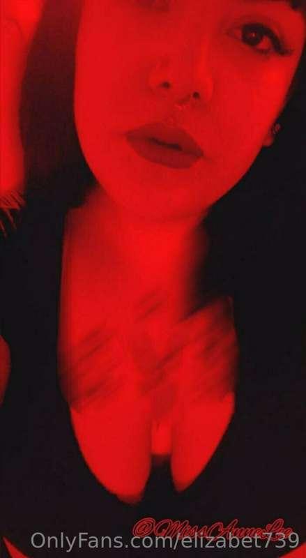 🦇 ** Mistress Anne **  🦇

  🔗  @missannelee  🔗
is looking fo..