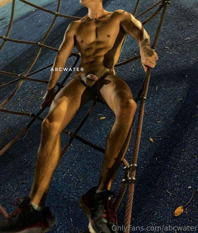 Nighttime fun, nude on the playground mesh.夜的遊戲，裸裎相伴於網間。#Cla..