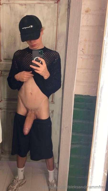 😍 Just look at this🤤He Has The He Has The BIGGEST TWINK COCK..