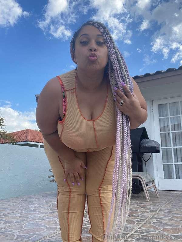 Eyes up here… or not. I won’t stop you 😘