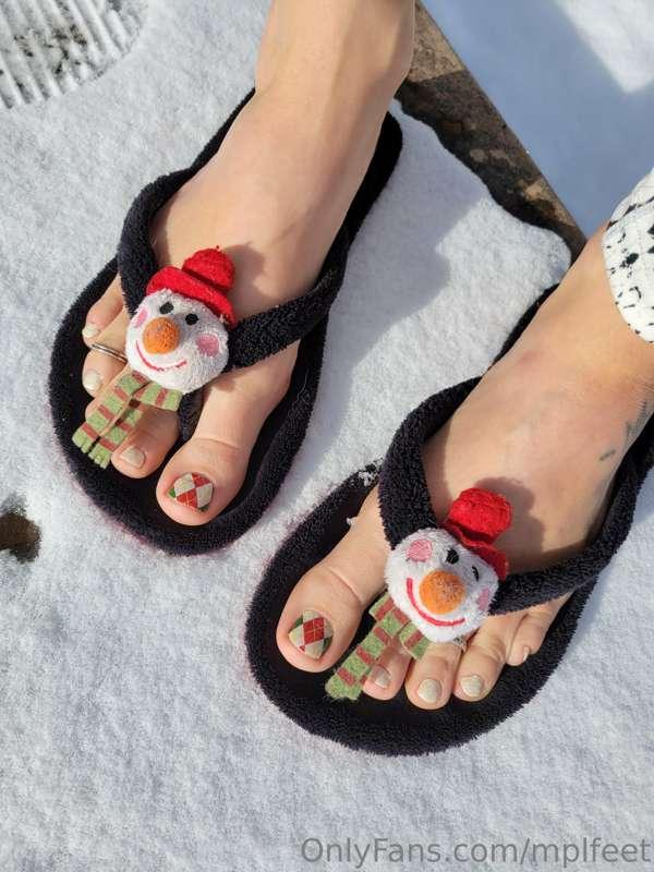 Happy December and enjoy my FAVORITE  flops!⛄️🩴

Can you gue..