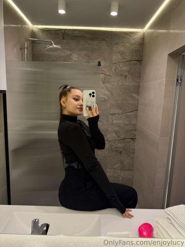 I think I look great with my hair gathered 🖤 Look how sexy a..