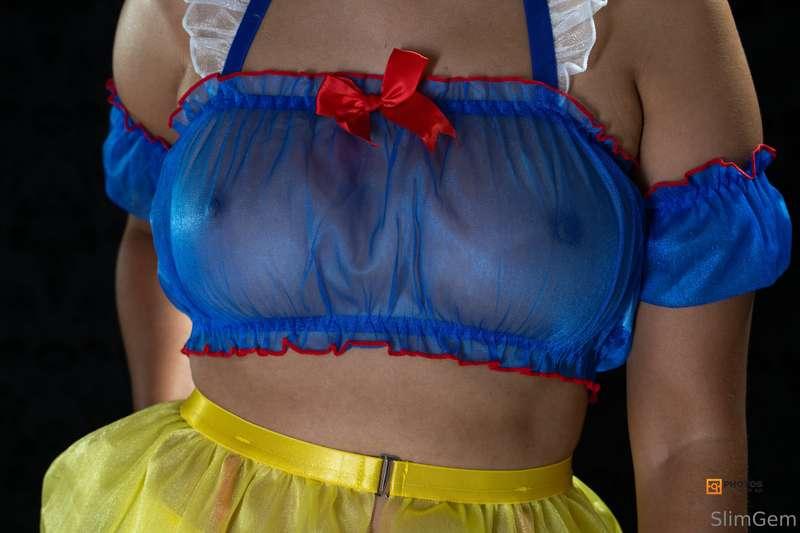 Who has an apple for Snow White?