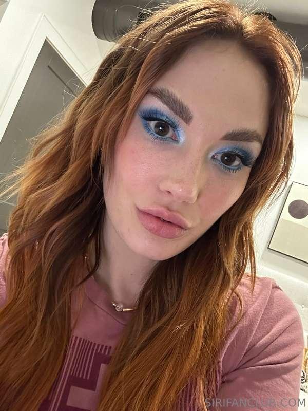 I’m so obsessed with this blue eyeshadow look! Give this pos..