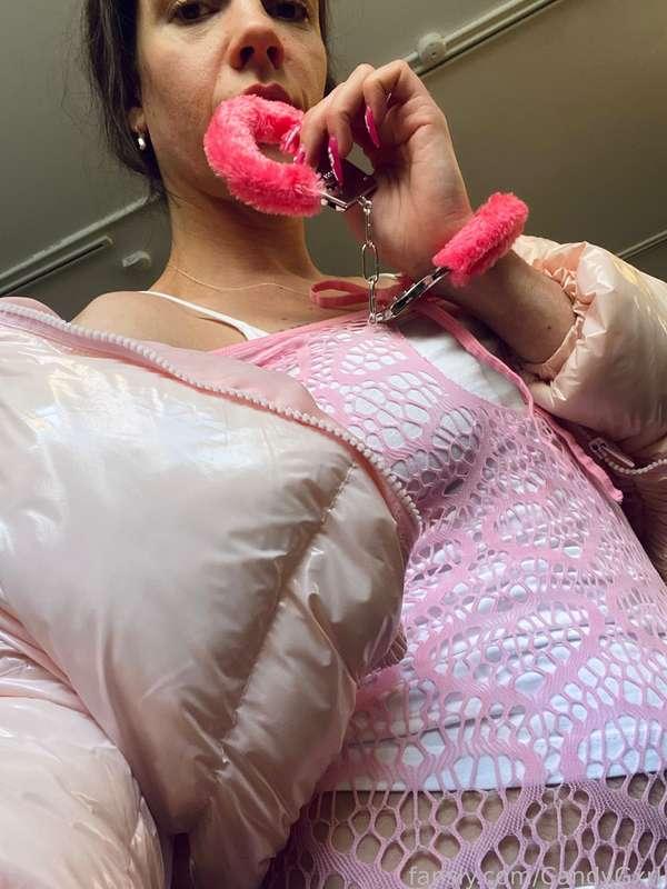 Wanna put me in these cuffs Daddy? 💖😈 comment below what you wanna do to me after 😈

#cuffs #furrycuffs #pink #princess #pinkprincess #daddysprincess #goodgirl #bdsm #bondage #sfw #feminine #femininity 