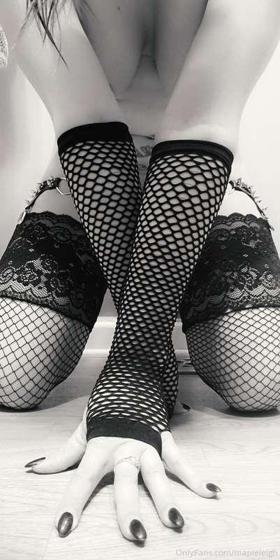 Everyone loves fishnets 🤤🖤
