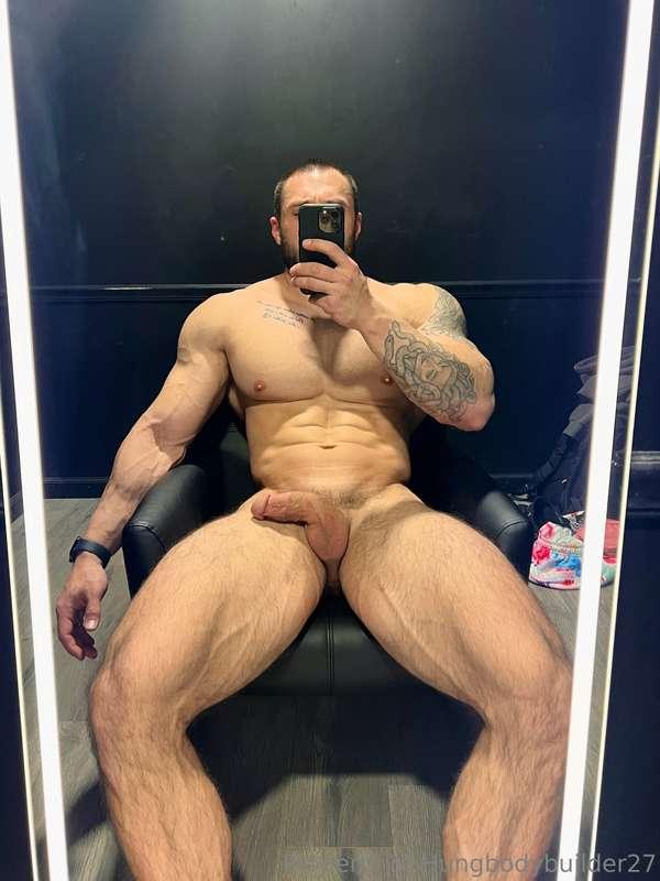 Some locker room fun 😈💪🏼 what would you do if you walked in ..