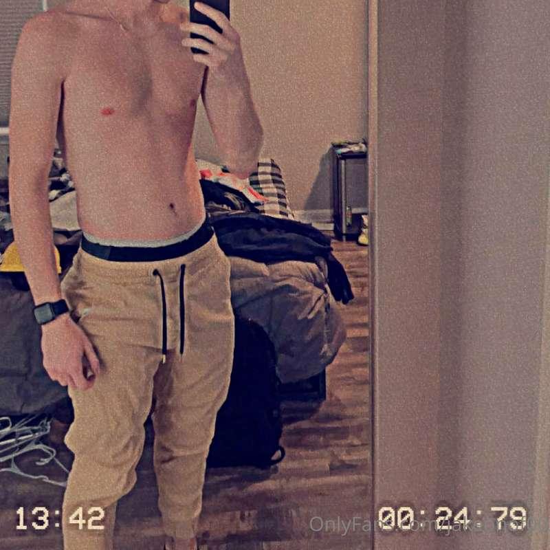 Woke up late and horny af... who wants to come give me some ..