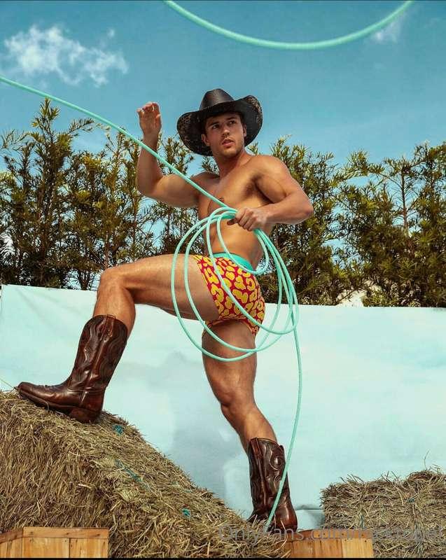 Come over here! 🦂🤠

Wearing: Danny Miami 🏖
Shot by: Carlos C..